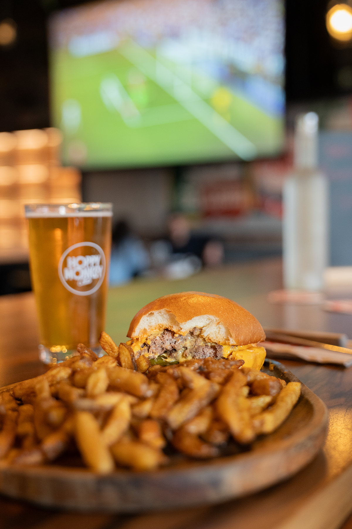 hoppy monkey frites burger verre bière