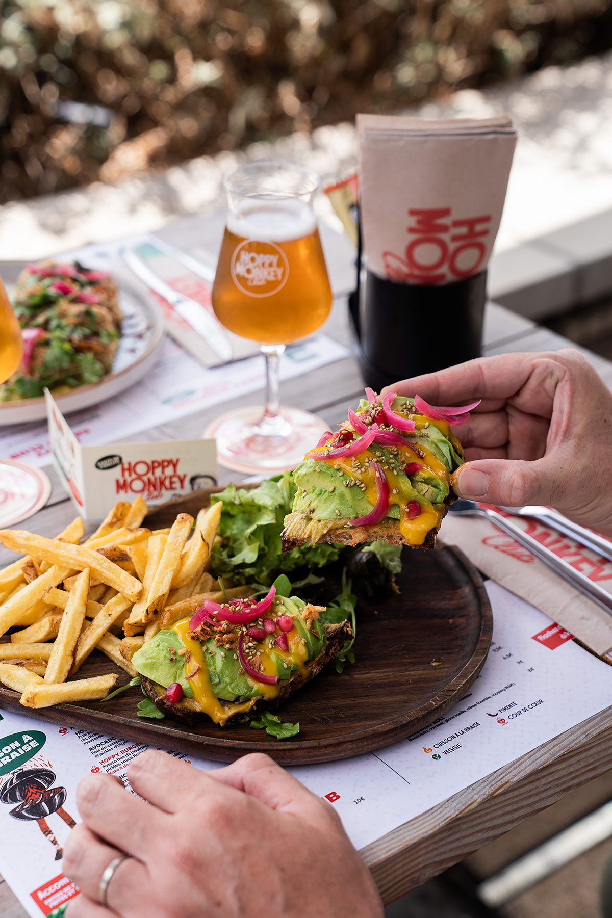 hoppy monkey toast avocat frites verre bière